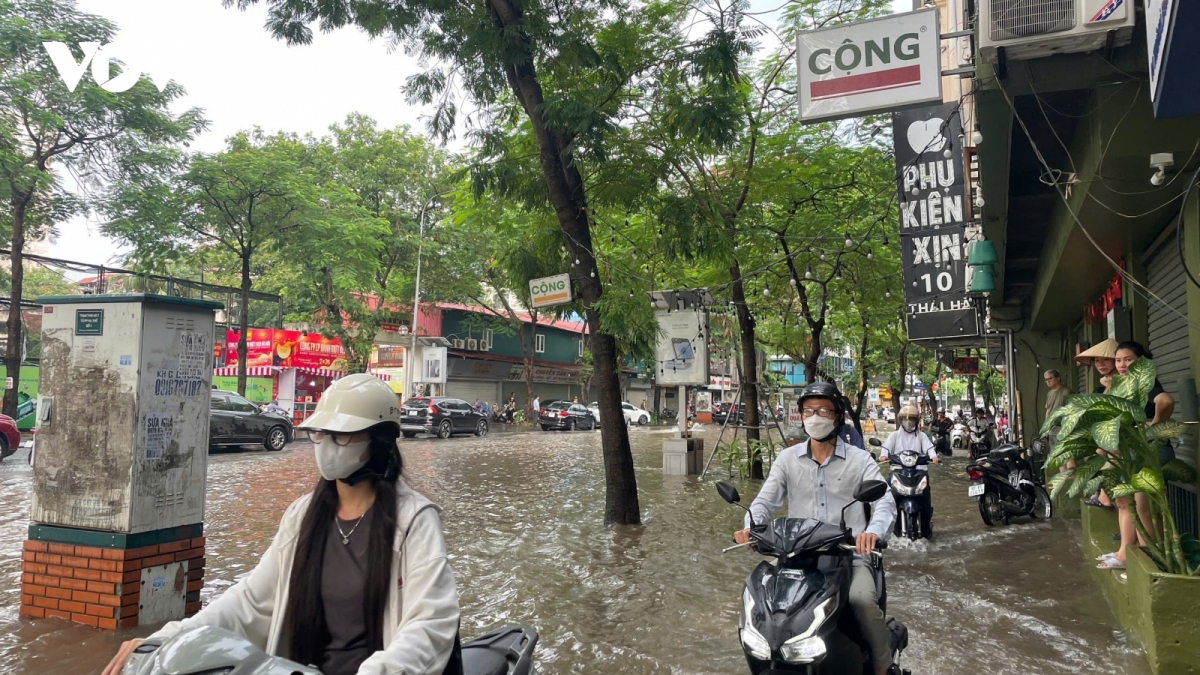 Heavy rain in Hanoi causes flooding and traffic disruption